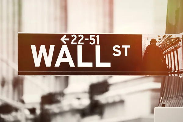 Знак Уолл-стрит с Нью-Йоркской фондовой биржей на заднем плане — стоковое фото