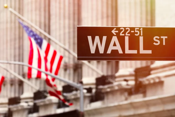 Wall Street sign dengan Bursa Saham New York di latar belakang — Stok Foto