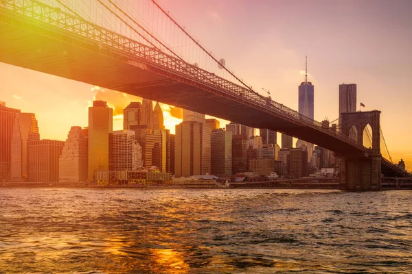 Захід сонця у Нью-Йорку з видом нижнього Манхеттена і Бруклінського мосту — стокове фото