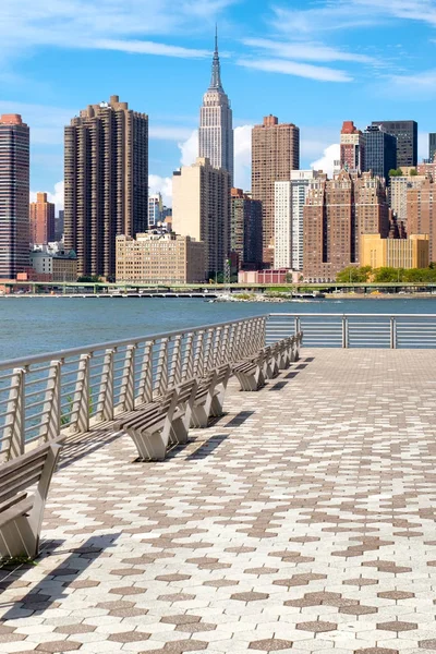 Midtown Manhattan siluetinin güzel yaz gününde — Stok fotoğraf