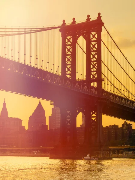 Мангеттенський міст в Нью-Йорку на заході сонця — стокове фото