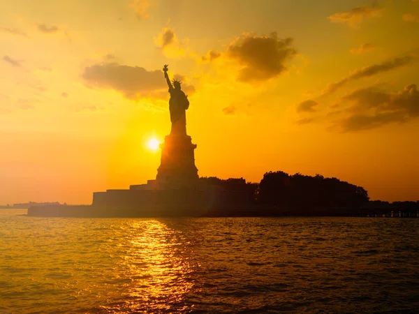 A Estátua da Liberdade em Nova Iorque ao pôr-do-sol — Fotografia de Stock