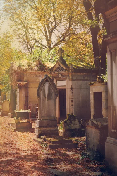Imagen de estilo vintage de un antiguo cementerio abandonado — Foto de Stock