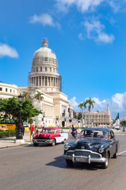 Capitol Binası yakınındaki şehir Havana klasik arabalar