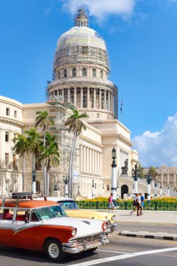 Şehir Havana Capitol binası ile klasik arabalar