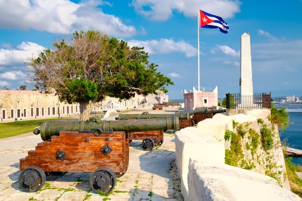 Antiguos cañones con vistas a la ciudad de La Habana — Foto de Stock