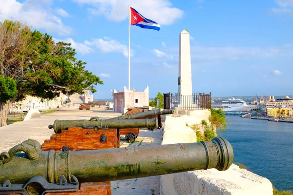 Gamla kanoner med utsikt över staden Havanna — Stockfoto
