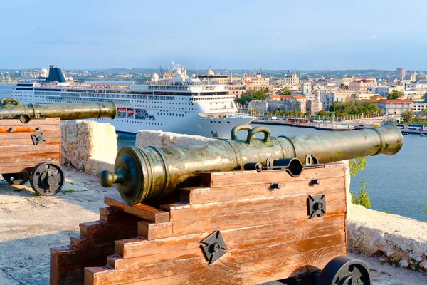 Alte kanonen mit blick auf die stadt havana mit einem modernen kreuzfahrtschiff — Stockfoto