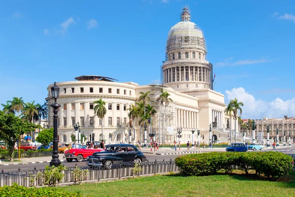 El edificio del Capitolio en el centro de La Habana —  Fotos de Stock