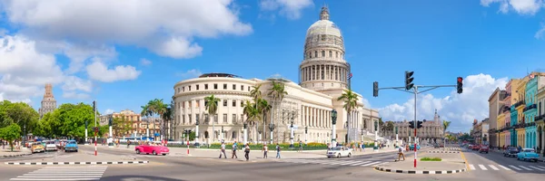 Великолепный вид на центр Гаваны со зданием Капитолия и классическими автомобилями — стоковое фото