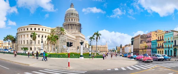 Panoramik şehir Havana Capitol Binası ve klasik arabalar ile — Stok fotoğraf