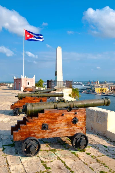 Oude kanonnen, met uitzicht op de stad van Havana — Stockfoto