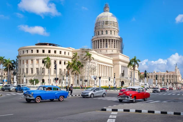 Klasická auta v centru Havany poblíž kultovní Capitol building — Stock fotografie