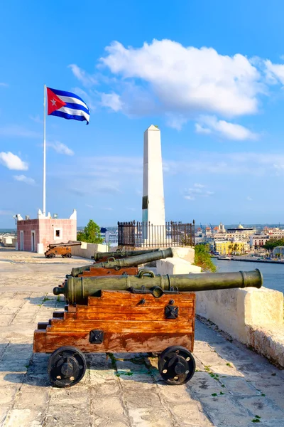 Canons sur une ancienne forteresse coloniale et une vue sur La Havane — Photo