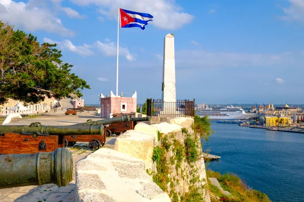 Cañones en una antigua fortaleza colonial y una vista de La Habana — Foto de Stock