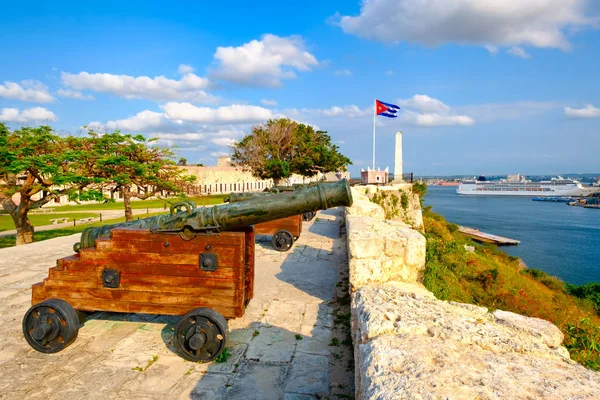 Cañones en una antigua fortaleza colonial y una vista de La Habana — Foto de Stock