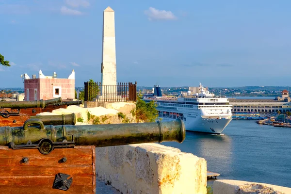 Cruise sip on the bay of Havana and old bronze cannons — Stock Photo, Image