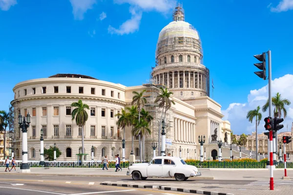 O edifício do Capitólio e um carro clássico no centro de Havana — Fotografia de Stock