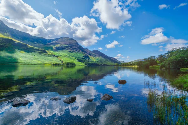 Góry odbite na jeziorze w Lake District w Anglii — Zdjęcie stockowe
