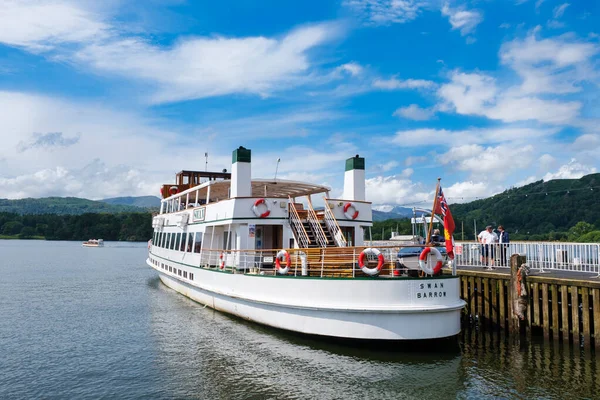 Traditional Windermere lake cruise boat on the Lake District in — Stock Photo, Image
