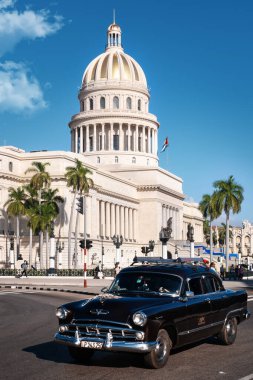 Eski klasik arabalar ve Havana 'nın ünlü başkenti