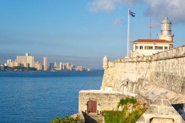 El Morro şatosu ve şehir silueti olan Havana manzarası