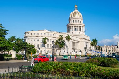 Eski klasik arabalar ve Havana 'daki ünlü meclis binası.
