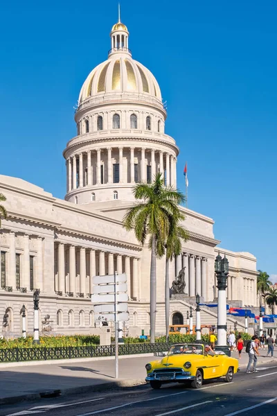 Eski klasik araba ve Havana 'nın ünlü meclisi. — Stok fotoğraf