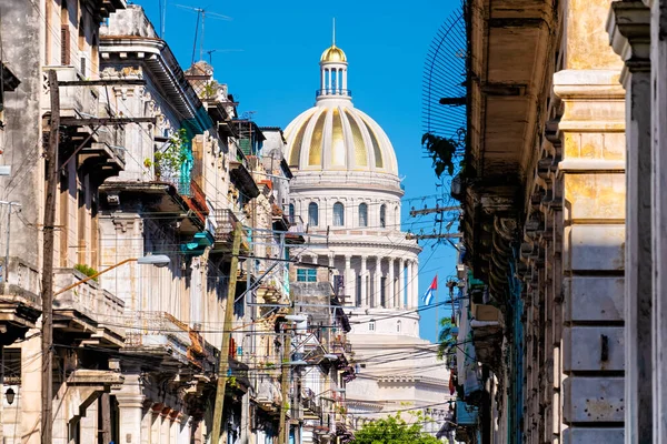 Oude kleurrijke gebouwen in Havana en het iconische Capitool — Stockfoto