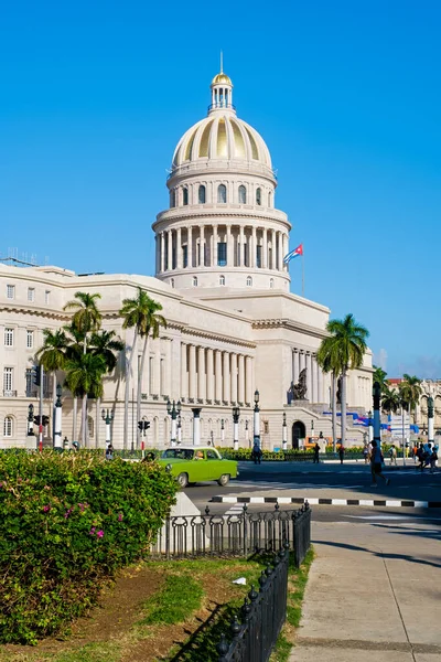 Scène de rue avec le célèbre Capitole de La Havane — Photo