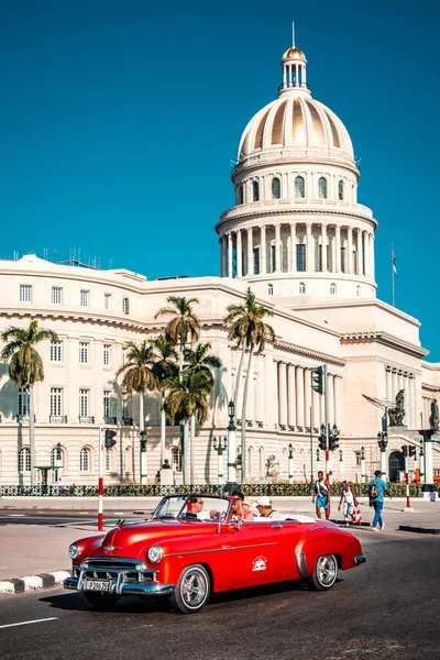 Cabrio-Oldtimer neben dem ikonischen Hauptstadtgebäude in h — Stockfoto