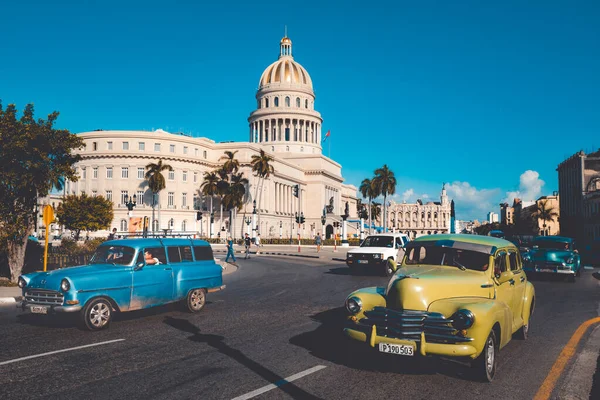 Bunte Oldtimer neben dem ikonischen Hauptstadtgebäude in Havanna — Stockfoto