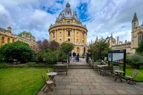 La Universidad de Oxford y el famoso Radcliffe Camera buildin — Foto de Stock