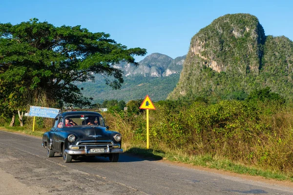 Antique car at a rural road on the famous Vinales valley in Cuba — Stock Photo, Image