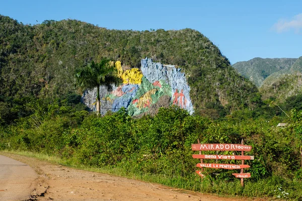 La murale de la préhistoire dans la vallée des Vinales à Cuba — Photo