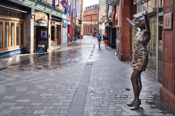 Mathew Street στο Λίβερπουλ με το άγαλμα της Cilla Black δίπλα t — Φωτογραφία Αρχείου