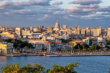 Güneş doğarken Havana 'nın panoramik manzarası