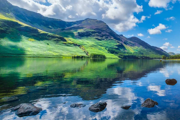 Горы Отражаются Озере Красивом Озерном Округе Англии — стоковое фото