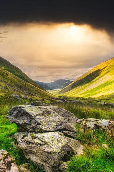 Sonnenuntergang Einem Tal Zwischen Den Bergen Des Berühmten Lake District — Stockfoto