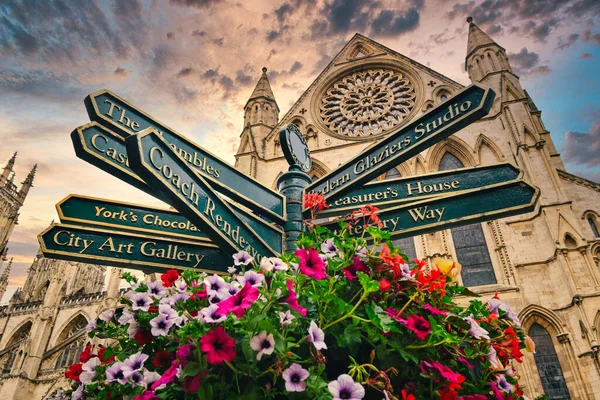 York Minster Sign Directions Landmarks City Στο Ηλιοβασίλεμα — Φωτογραφία Αρχείου