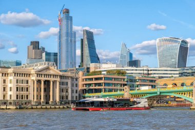 Londra 'nın Thames nehri üzerinde Southwark Köprüsü' nün altında Catamaran şehri manzaralı.