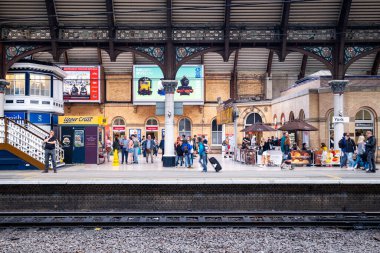  York tren istasyonundaki platformun yolcuları.