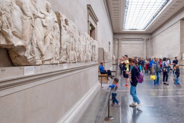 Elgin Mermerleri İngiliz Müzesi 'nde sergilendi ve orijinal olarak Atina' daki Parthenon tapınağında sergilendi.