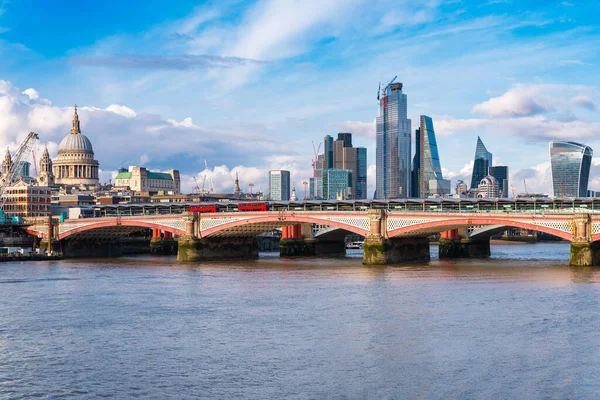 Άποψη Του Λονδίνου Γέφυρα Blackfriars Την Πόλη Και Τον Ποταμό — Φωτογραφία Αρχείου