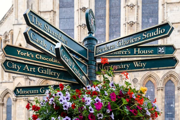 Straßenschild Mit Wegbeschreibung Mehreren Sehenswürdigkeiten Der Englischen Stadt York Hintergrund — Stockfoto