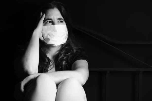 Mulher Estressada Triste Usando Uma Máscara Facial Para Evitar Doenças — Fotografia de Stock
