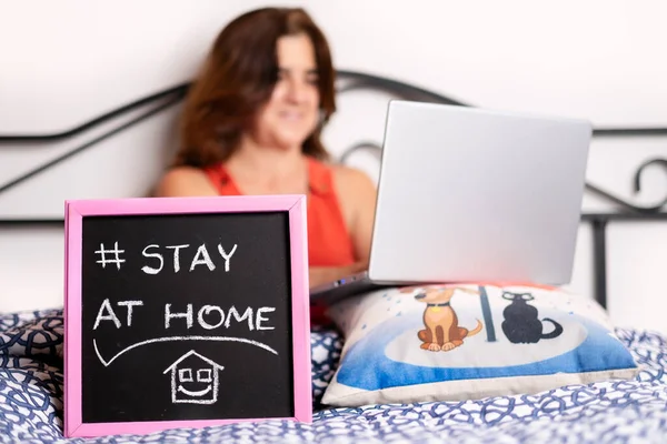 Žena Svém Pokoji Pomocí Notebooku Během Karantény Nápisem Stay Home — Stock fotografie