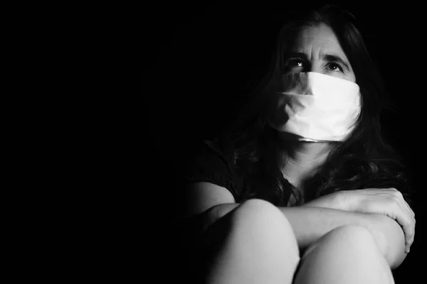 为避免疾病传染而戴口罩的悲伤而紧张的女人 带有彩色空间的黑白肖像 — 图库照片
