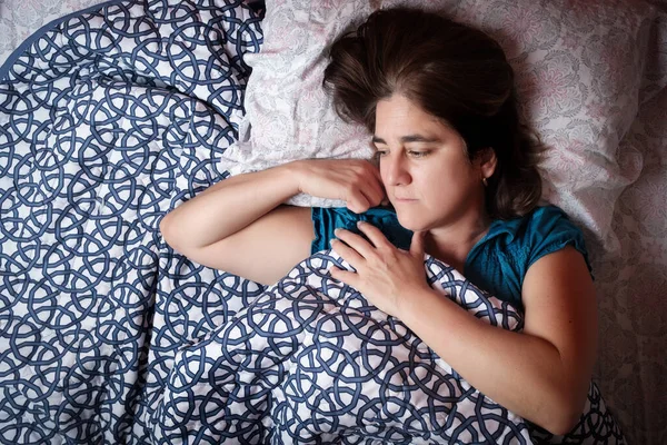 Γυναίκα Ξαπλωμένη Στο Κρεβάτι Μια Ανήσυχη Και Λυπημένη Έκφραση Ασθένεια — Φωτογραφία Αρχείου