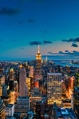 Günbatımında New York 'un havadan görünüşü ve dünya çapında bilinen birkaç simgesi.
